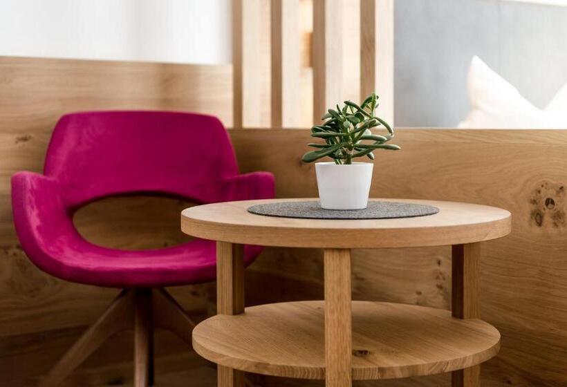 高级大房间, Grones