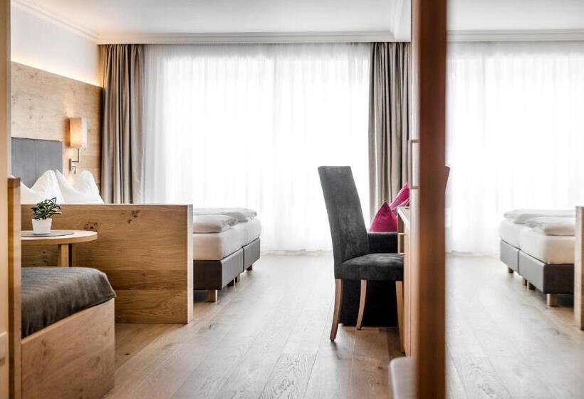 高级大房间, Grones