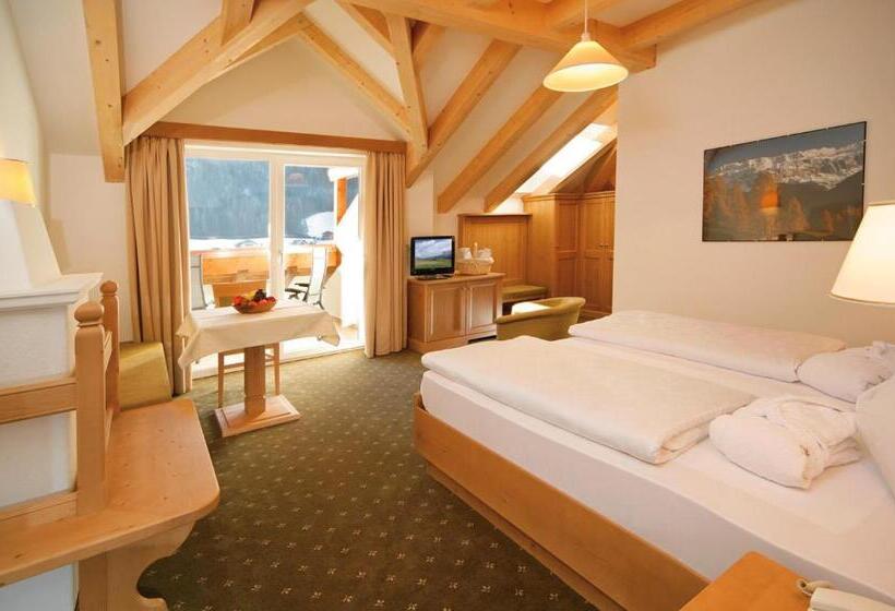 高级大房间, Grones