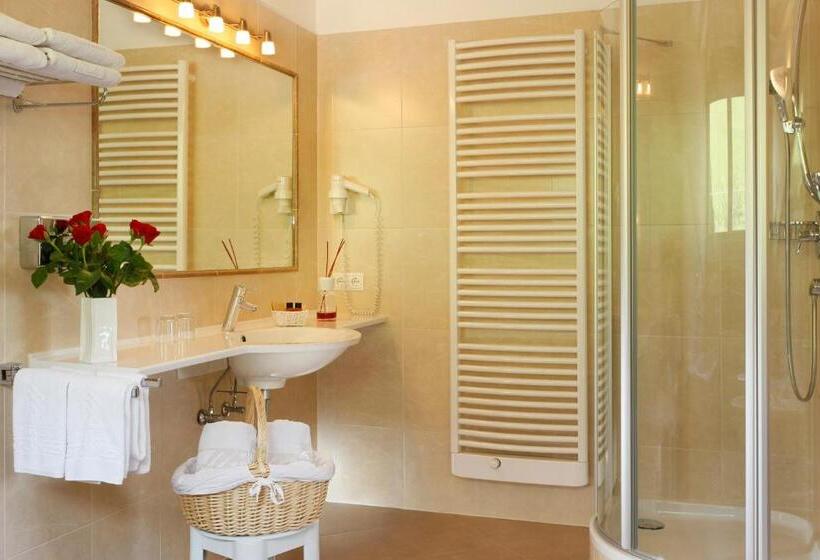 高级大房间, Grones