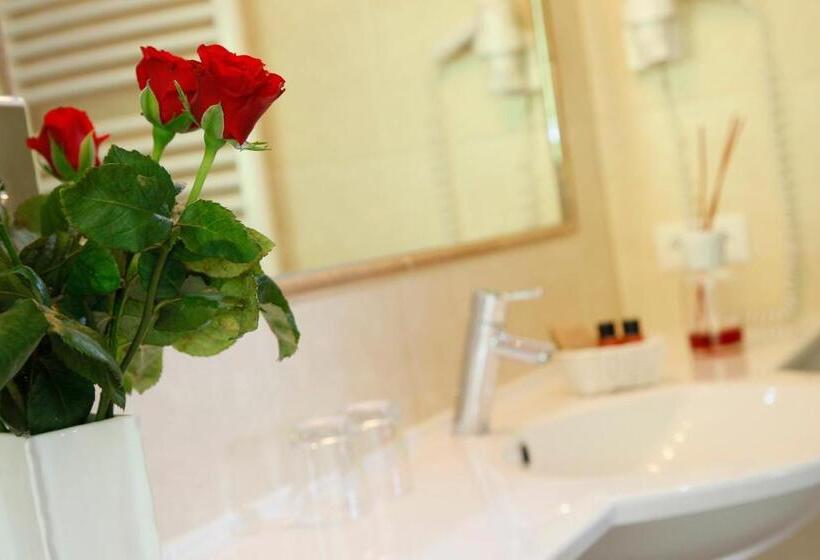 高级大房间, Grones