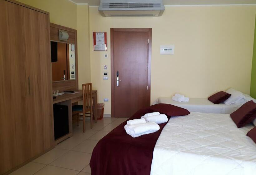 חדר סטנדרט לשלושה עם נוף צדדי לים, La Ninfea