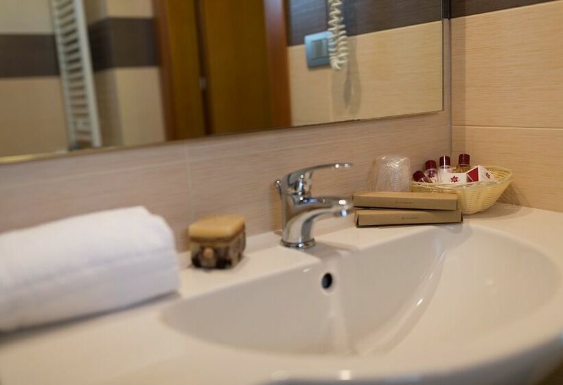 غرفة قياسية ثلاثية ذات إطلالة جانبية على البحر, La Ninfea