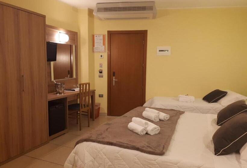 غرفة قياسية ثلاثية ذات إطلالة جانبية على البحر, La Ninfea