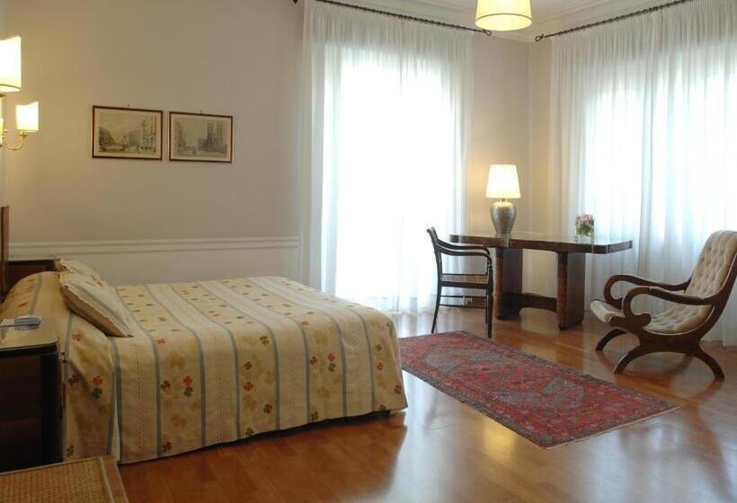 اتاق استاندارد سه نفره, Lancelot