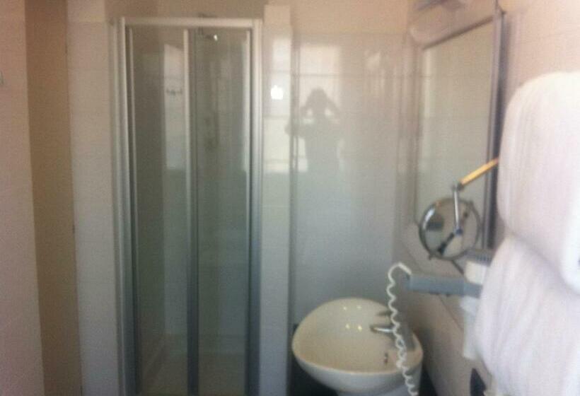 غرفة قياسية مطلّة علي البحيرة, Lido Di Angera