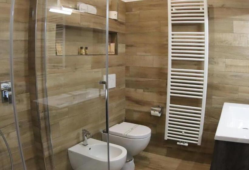 Suite with lake view, Meridiana