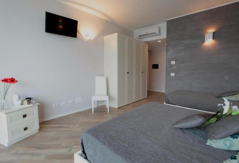 Suite with lake view, Meridiana