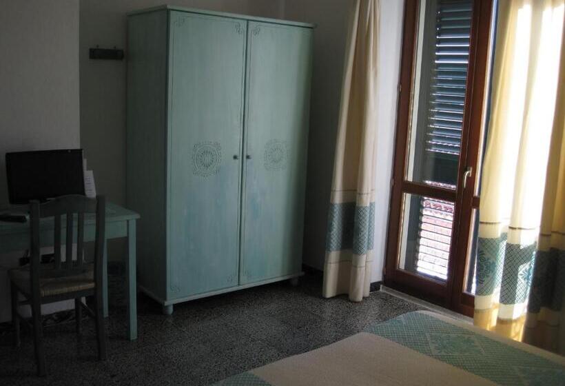 Comfort room with balcony, Moderno