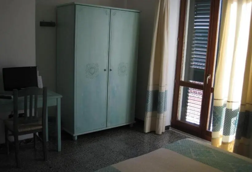 Comfort room with balcony, Moderno