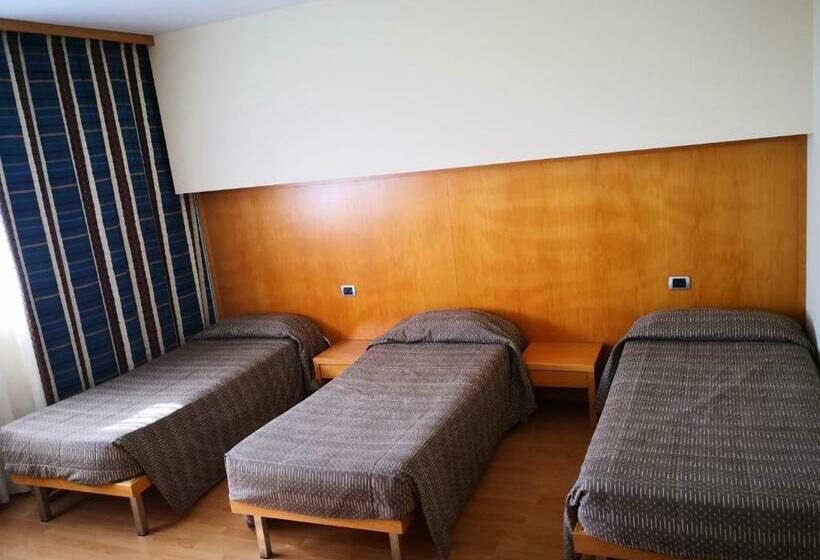 اتاق استاندارد سه تخته با چشمانداز باغ, Ristorante Trendy