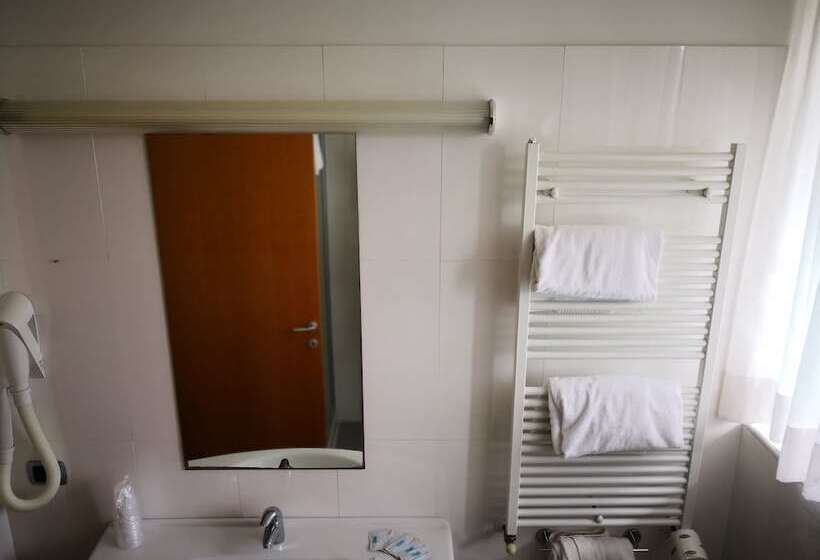 اتاق استاندارد چهارنفره با چشمانداز باغ, Ristorante Trendy