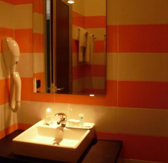 חדר סטנדרט לשלושה, Saturday