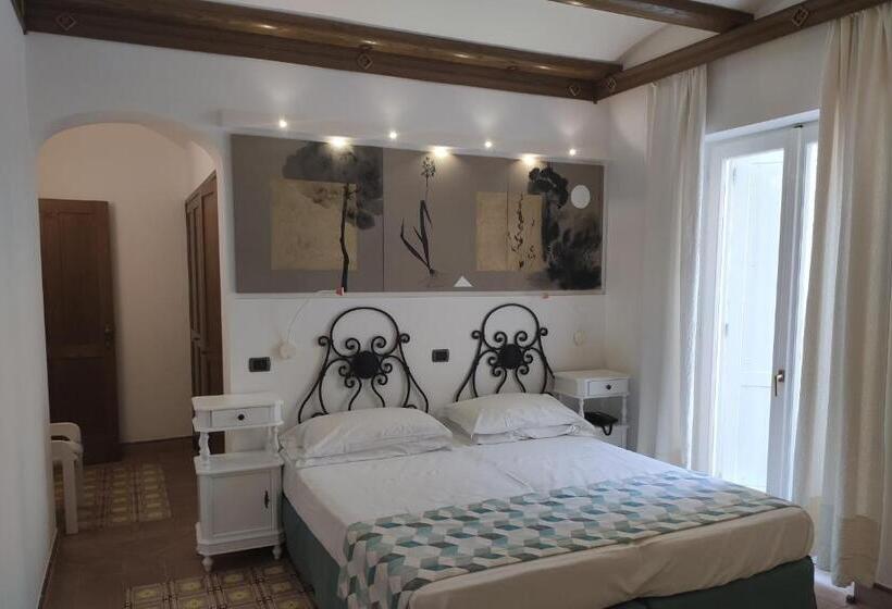 Quarto Estandar Comunicado, Taverna Del Capitano