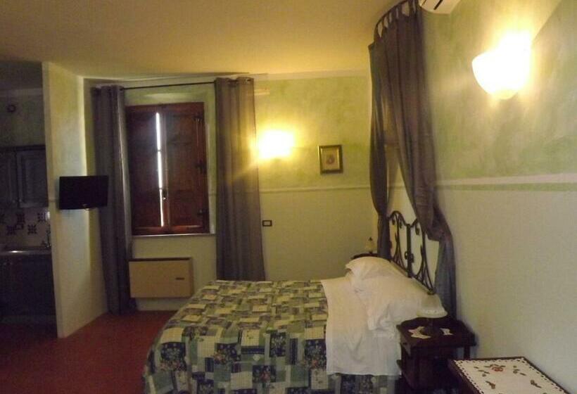 חדר סטנדרט לארבעה, I Chiari