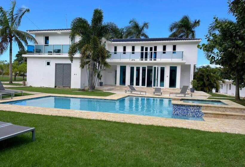 سوییت لوکس, Manati World Point Inn