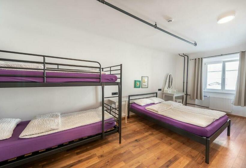 اتاق استاندارد چهارنفره با سرویس بهداشتی مشترک, Adhoc Hostel