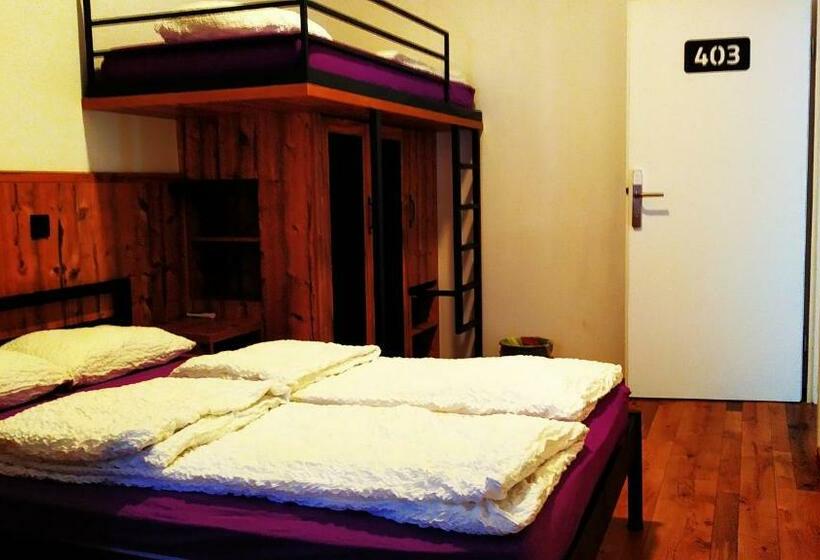 اتاق ساده سه نفره, Adhoc Hostel