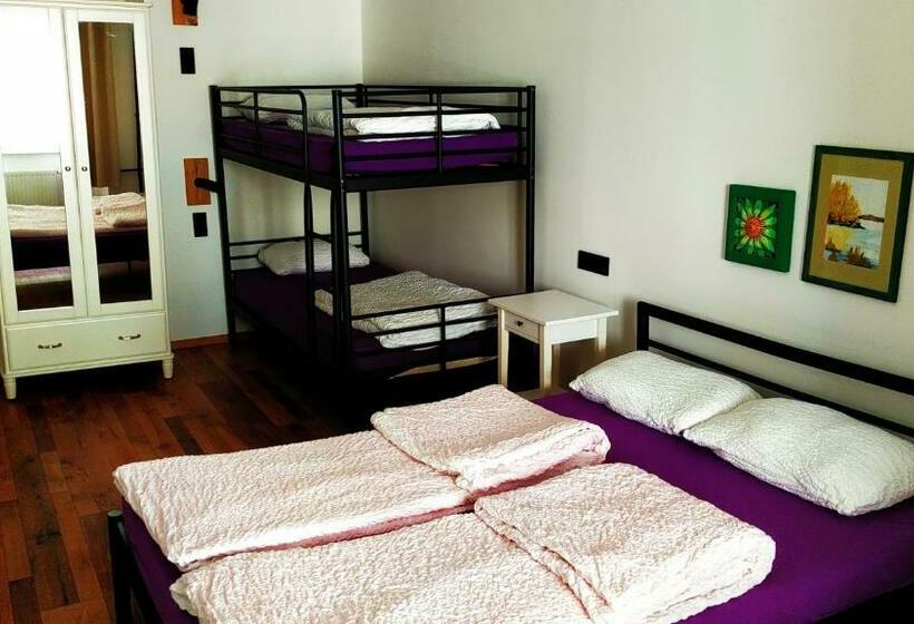 اتاق استاندارد چهارنفره با سرویس بهداشتی مشترک, Adhoc Hostel