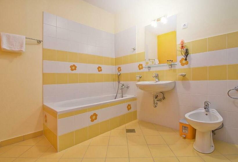 اتاق استاندارد چهار تخته, B&b Na Kluk