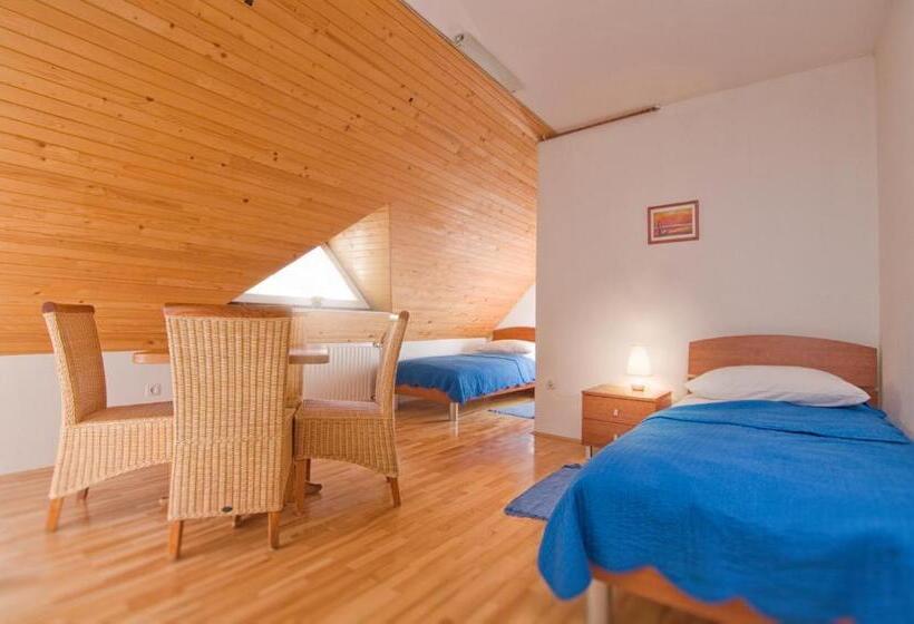 اتاق استاندارد چهار تخته, B&b Na Kluk