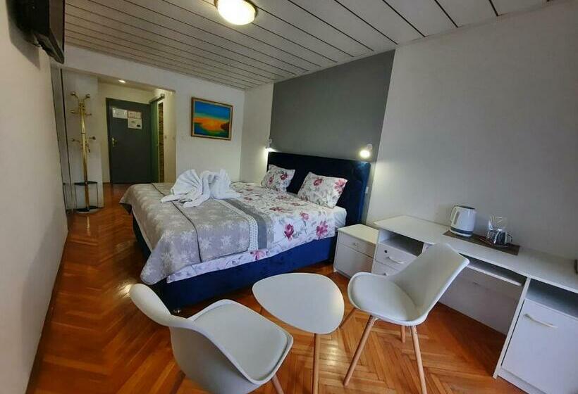 اتاق استاندارد با چشمانداز دریاچه, Gostisce Jezero