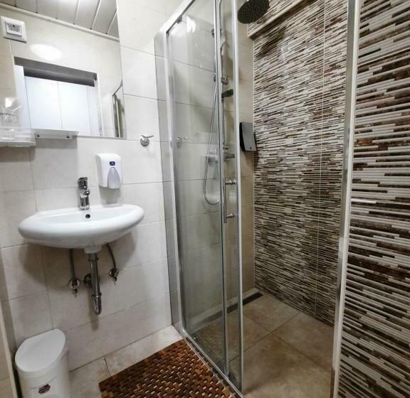 اتاق استاندارد با چشمانداز دریاچه, Gostisce Jezero