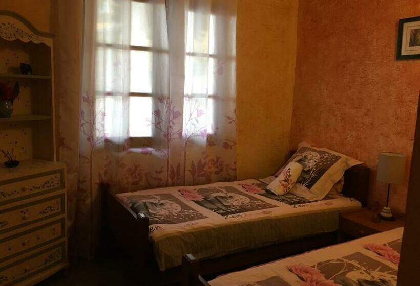 اتاق خانوادگی, La Caz Oceane