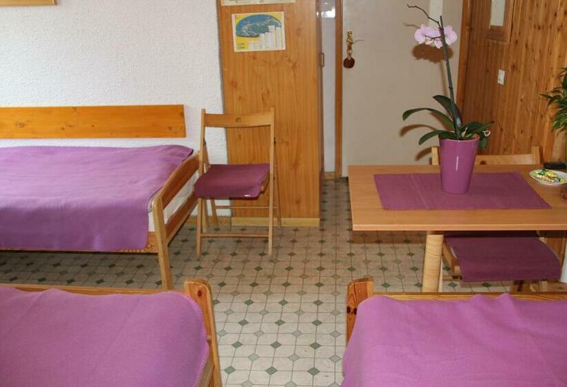 اتاق استاندارد سه نفره, Mekina Guesthouse