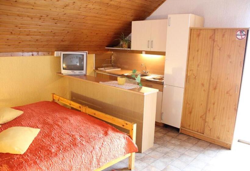 استودیوی استاندارد, Mekina Guesthouse