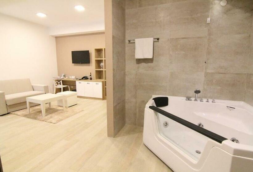 سوئیت جونیور با ماساژ آبی, Gardenia Hotel & Spa