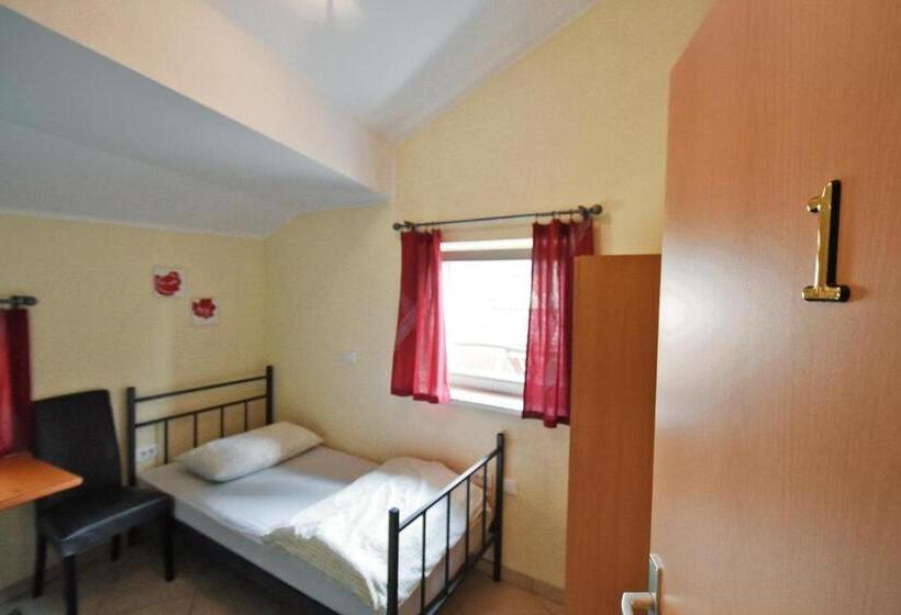 اتاق استاندارد سه نفره, Hostel X Point