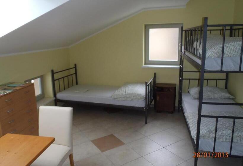 اتاق پنجتخته استاندارد, Hostel X Point