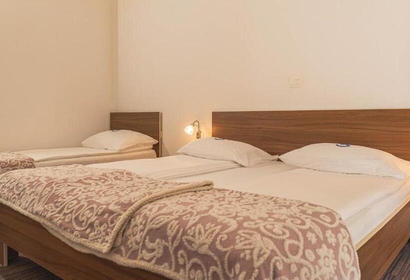اتاق استاندارد سه تخته با چشم‌انداز باغ, Lavender  Oleander Resort