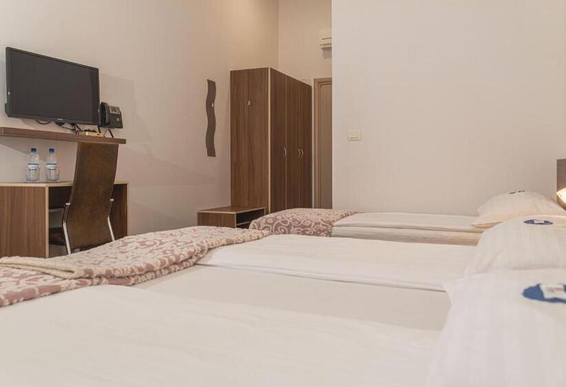 اتاق استاندارد سه تخته با چشمانداز باغ, Lavender Oleander Resort