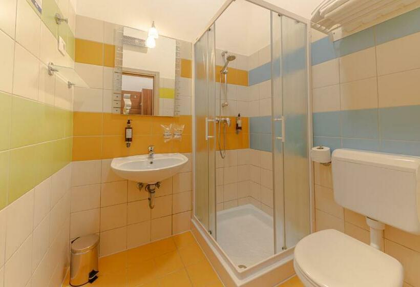 اتاق استاندارد سه تخته با چشمانداز باغ, Lavender Oleander Resort