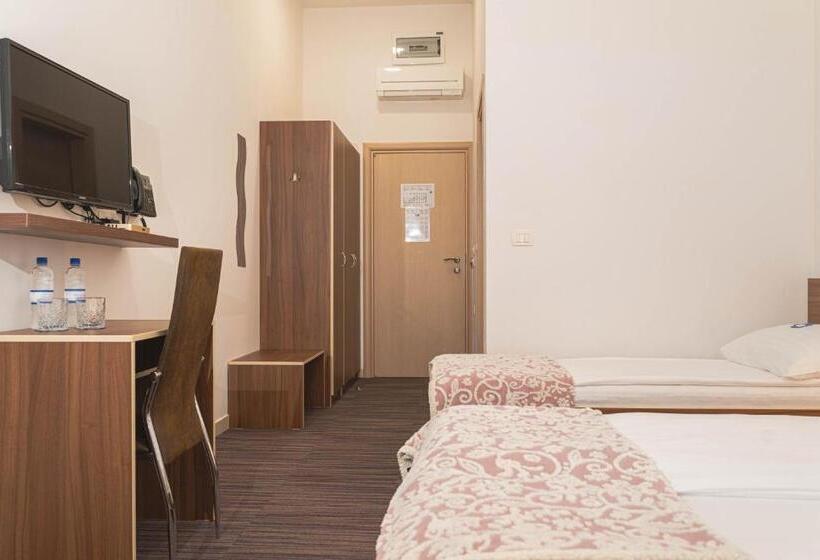 اتاق استاندارد سه تخته با چشمانداز باغ, Lavender Oleander Resort