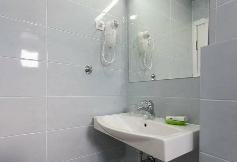 اتاق استاندارد سه نفره, Villa Jordan