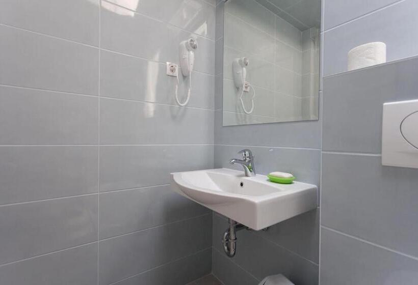 اتاق استاندارد چهارنفره با چشم‌انداز باغ, Villa Jordan