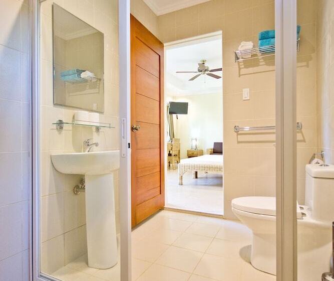 חדר סטנדרט לשלושה, Mike's Dauin Dive Resort