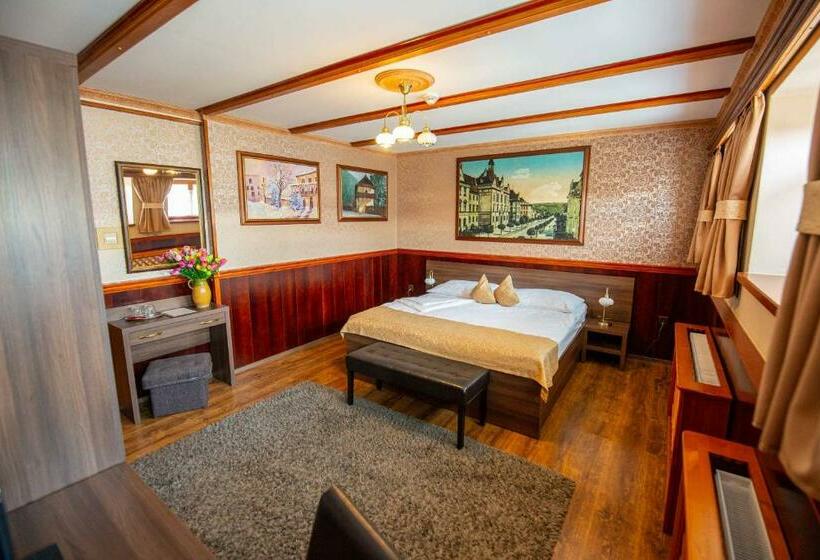 Номер Стандарт, Kuria