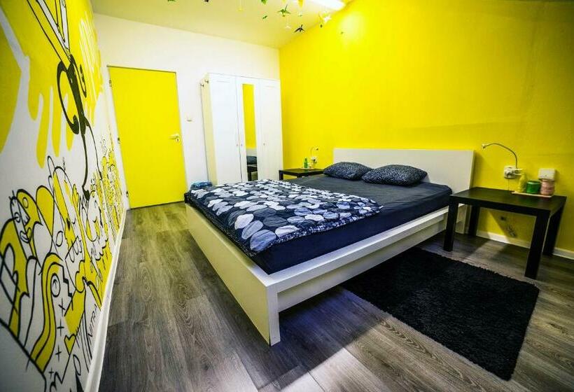 اتاق استاندارد با سرویس بهداشتی مشترک, Nitra Glycerin Hostel