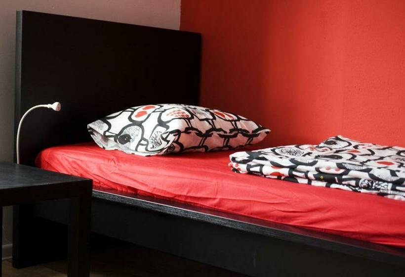 اتاق استاندارد چهارنفره با سرویس بهداشتی مشترک, Nitra Glycerin Hostel