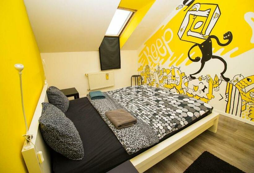 اتاق استاندارد با سرویس بهداشتی مشترک, Nitra Glycerin Hostel
