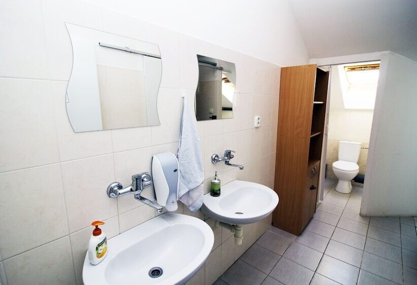 تختخواب در اتاق مشترک, Nitra Glycerin Hostel