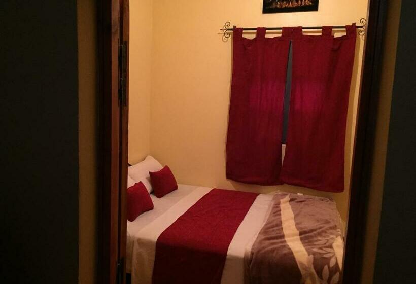 スタンダードルーム, Karim Sahara