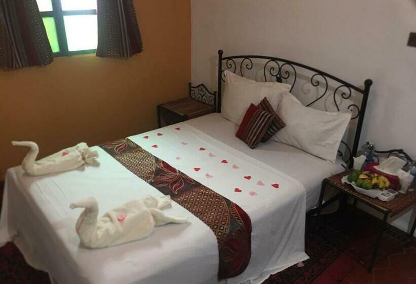 バス共有のスタンダードルーム, Karim Sahara