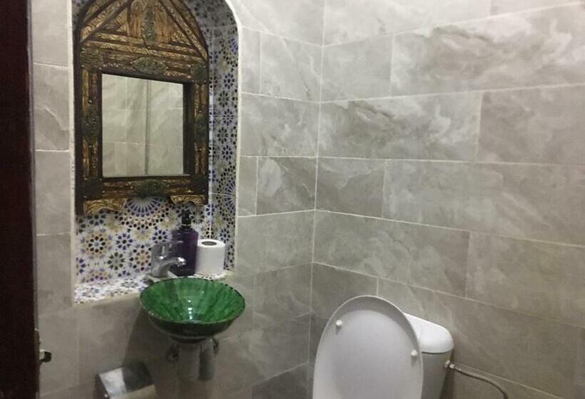 バス共有のスタンダードルーム, Karim Sahara