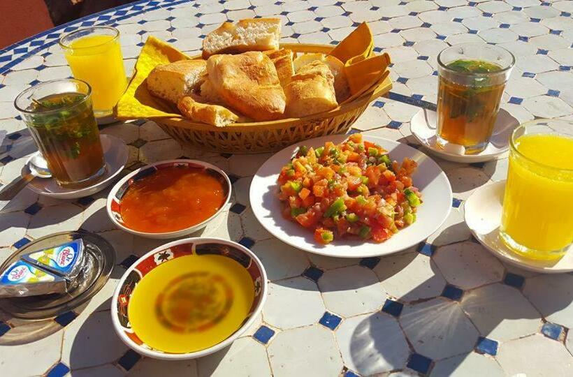 اتاق استاندارد با سرویس بهداشتی مشترک, Karim Sahara