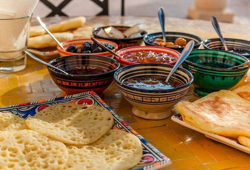 バス共有のスタンダードルーム, Karim Sahara